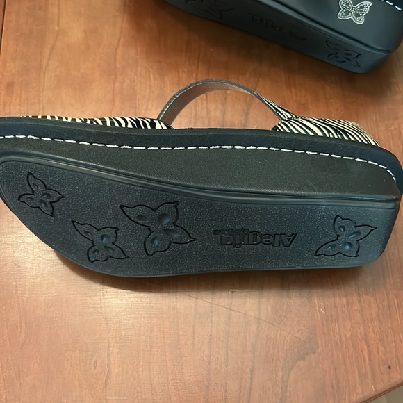 Algeria zebra striped shoe - Picture 2 of 4